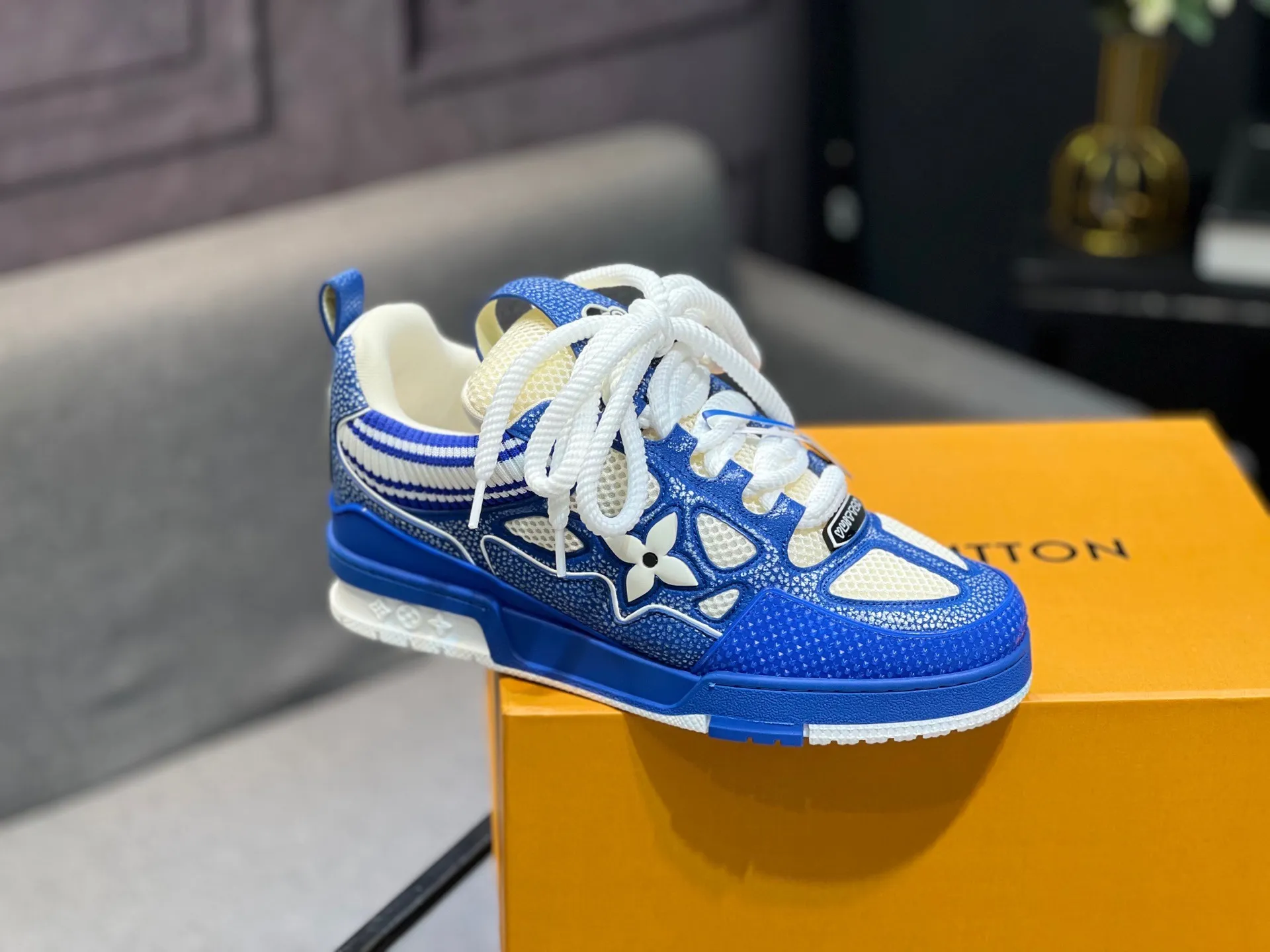 Men's men's shoes💰800 LV top version Jigglypuff new model Purchasing quality LV~Louis Vuitton LV TRAINER's best-looking sneakers, Donkey Brand strongly recommends new products, official website limited edition retro basketball sneakers! Both high-top and low-top models spent money to purchase 1:1 accurate reproductions of the originals. The details are invincible and full of sincerity. The imported custom-made original cowhide leather is the same as the original package. The details are 100% restored. The private model customizes the original one-piece TPU outsole. It is different from other brands. Without the original version, this effect cannot be achieved!                Men's and women's models 35-40 39-45 (46 is custom-made and cannot be returned or exchanged)